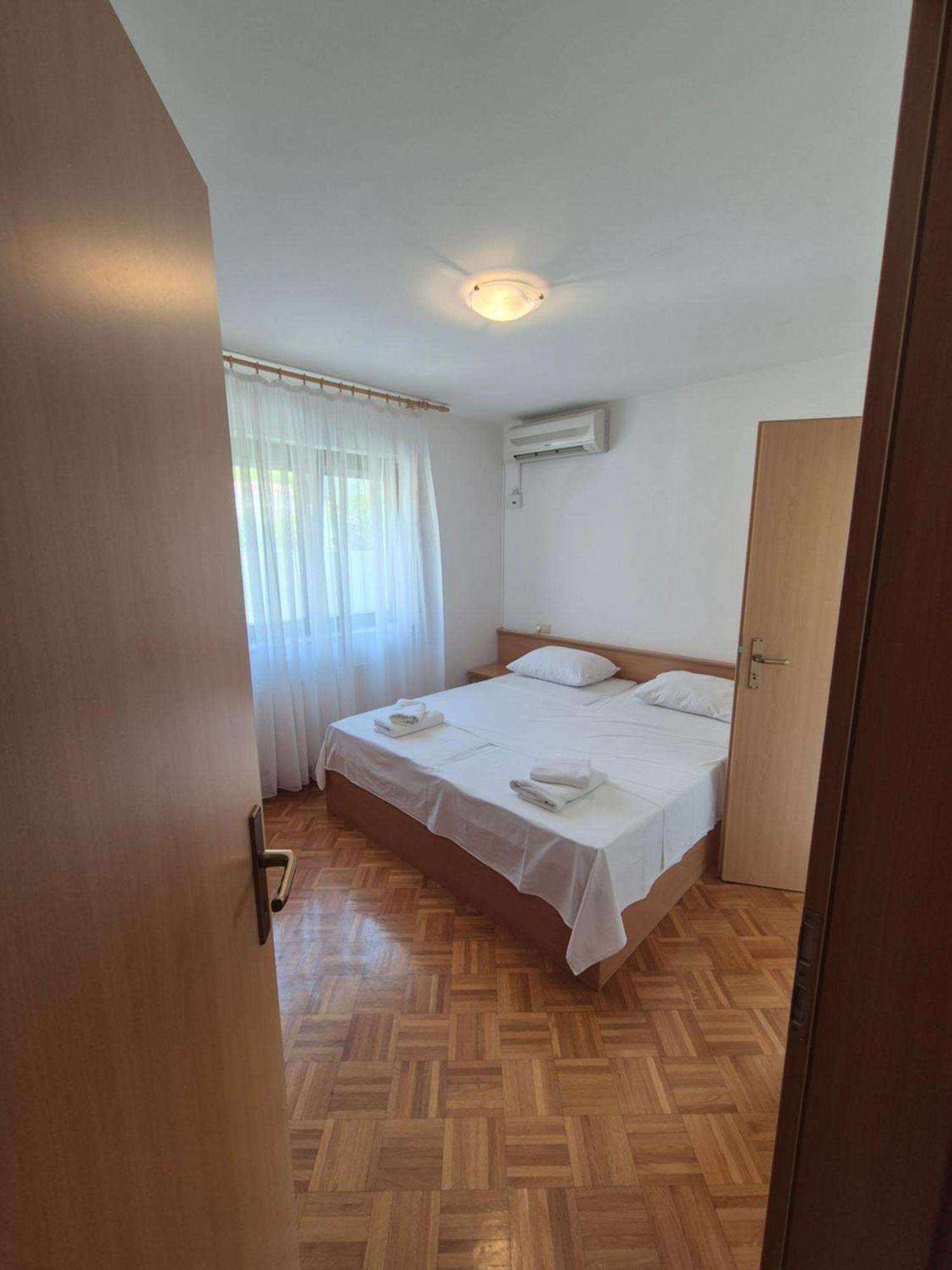 Apartments And Rooms Mamic Dugi Rat Exterior photo