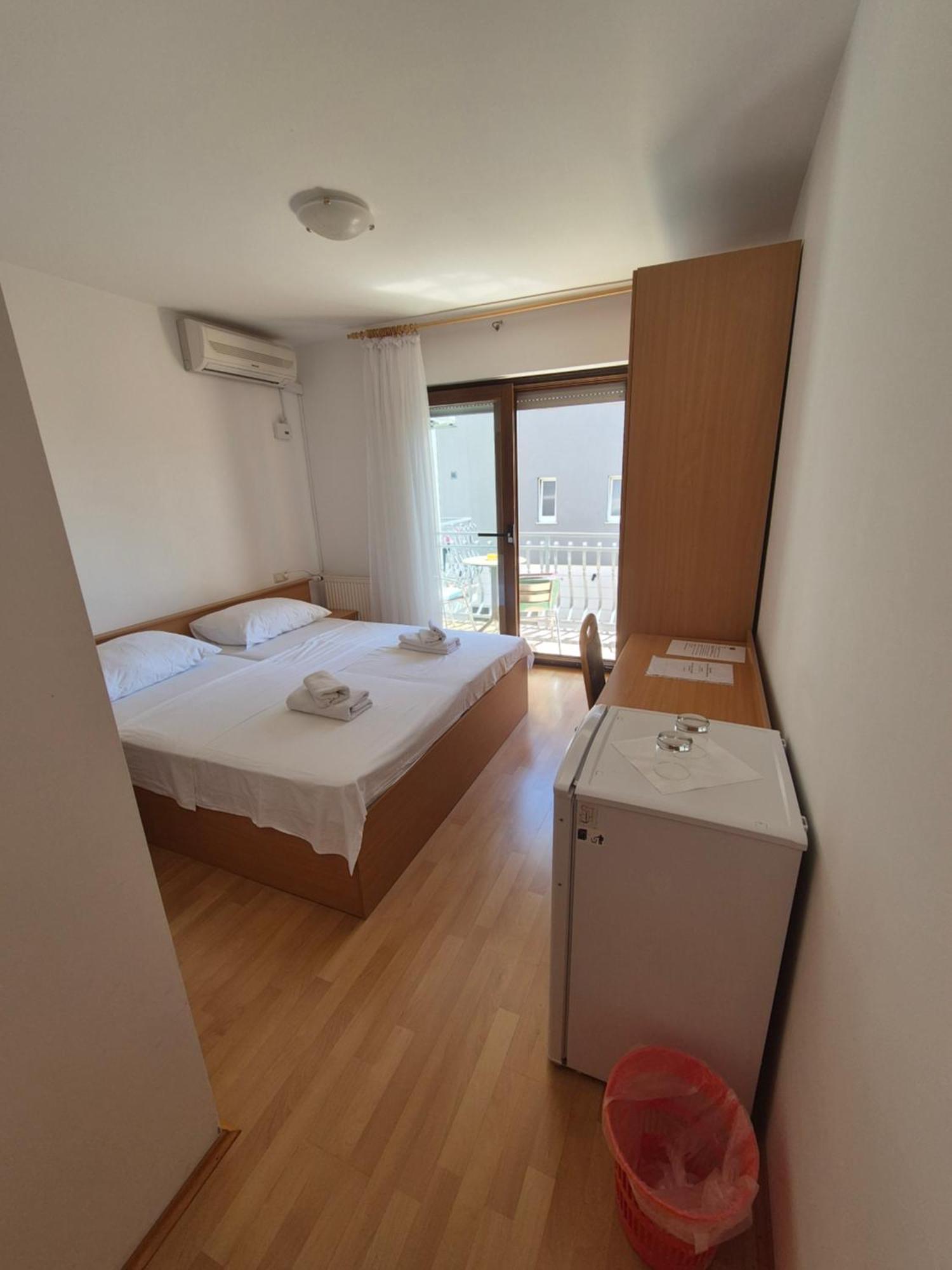 Apartments And Rooms Mamic Dugi Rat Exterior photo