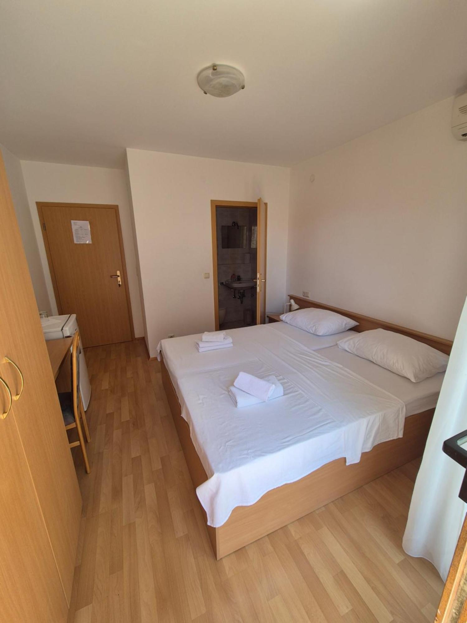 Apartments And Rooms Mamic Dugi Rat Exterior photo