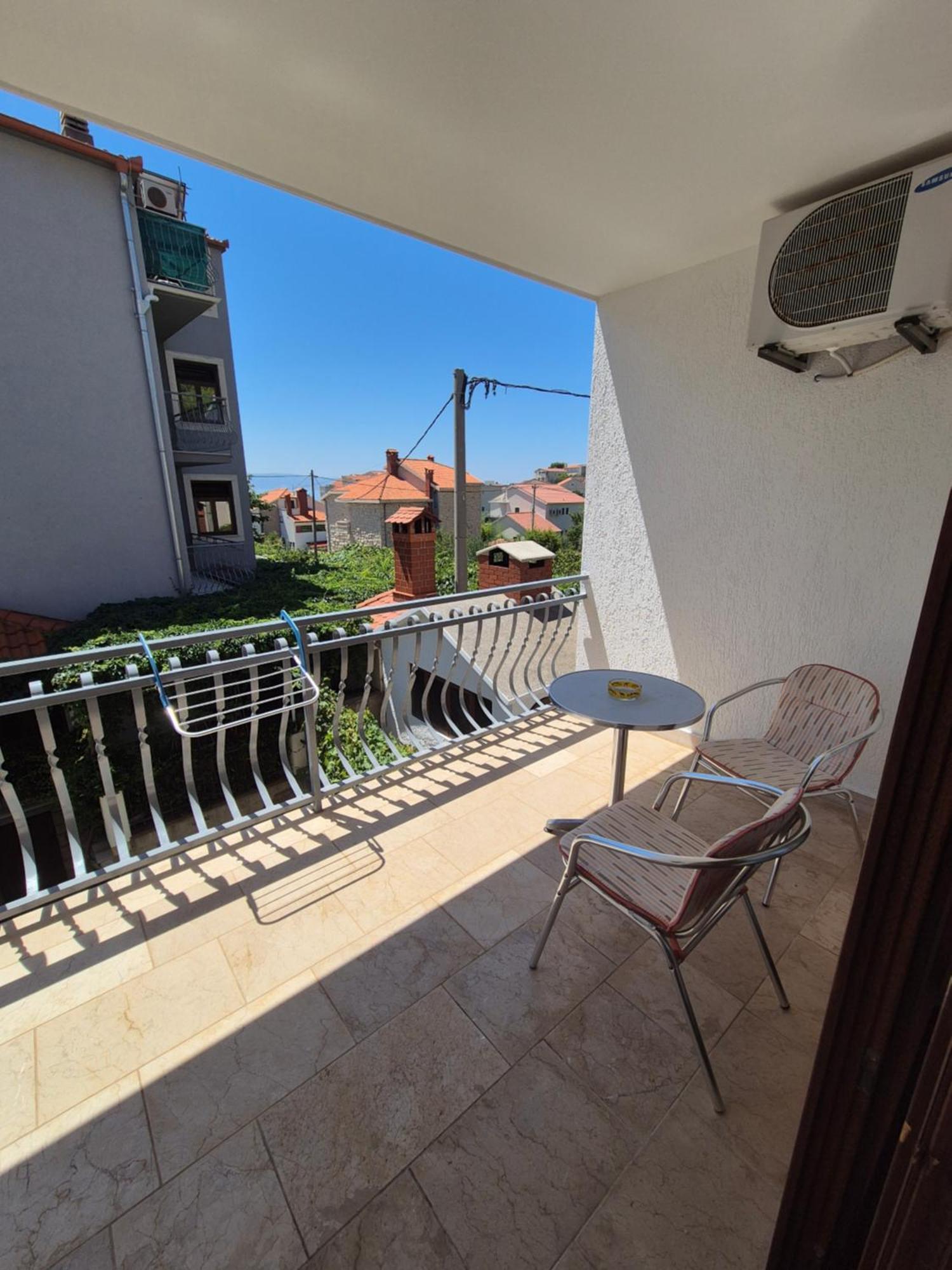 Apartments And Rooms Mamic Dugi Rat Exterior photo