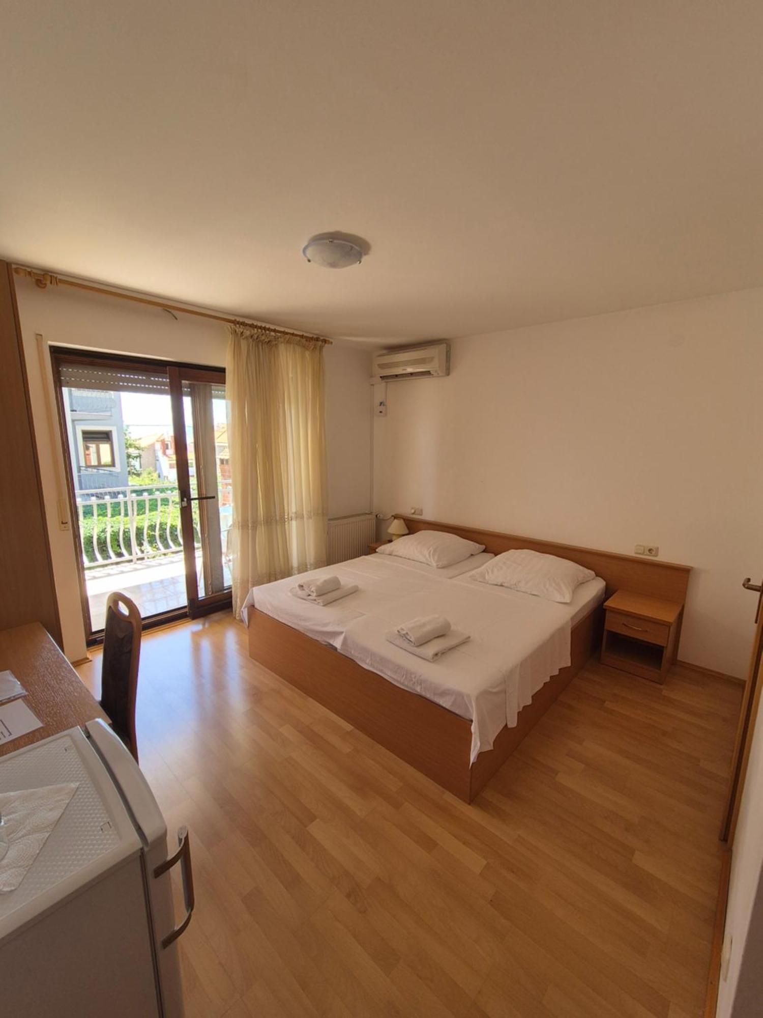 Apartments And Rooms Mamic Dugi Rat Exterior photo