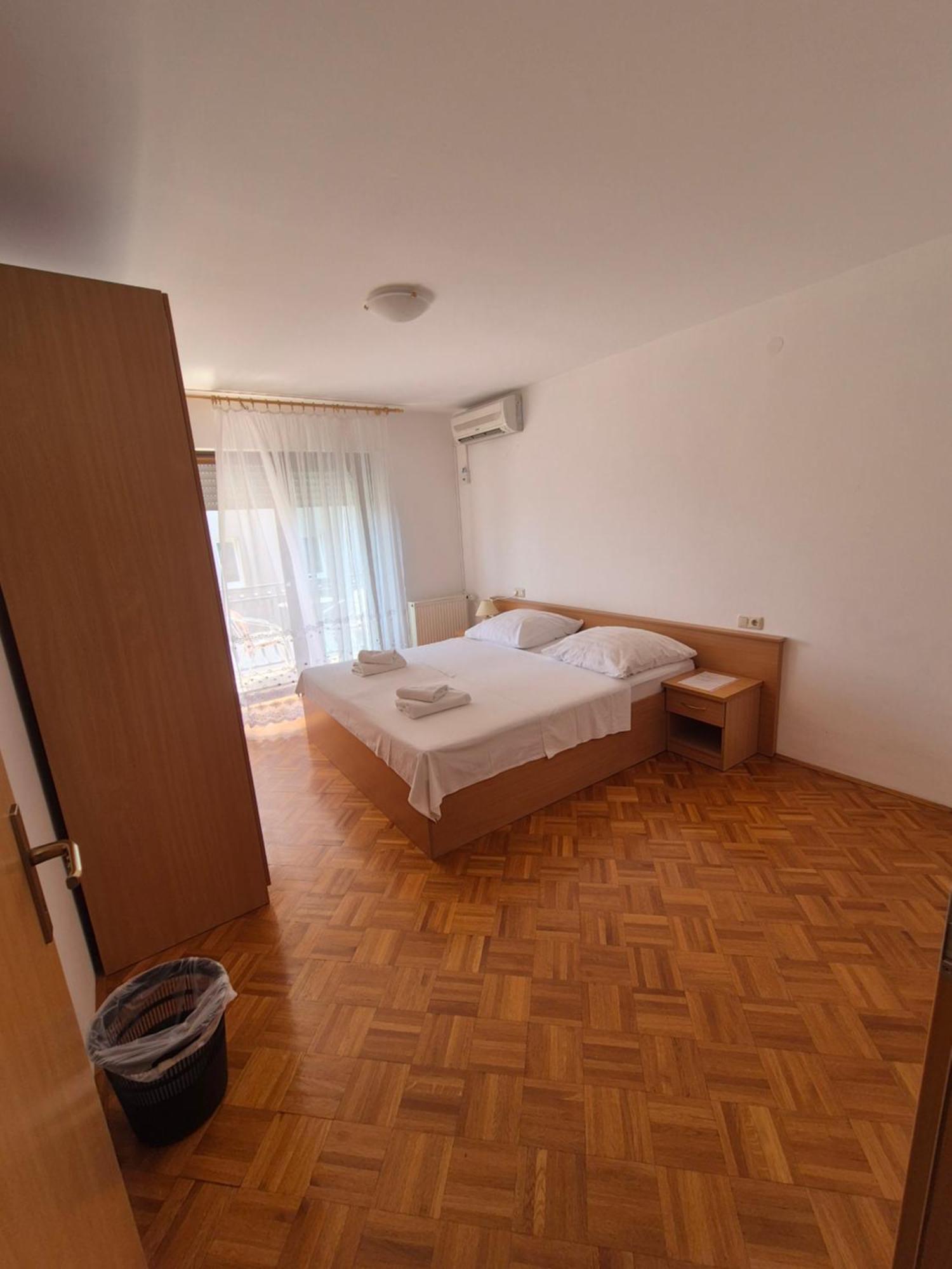 Apartments And Rooms Mamic Dugi Rat Exterior photo