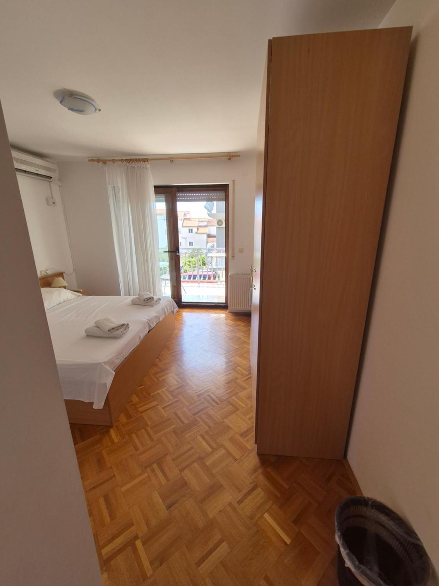 Apartments And Rooms Mamic Dugi Rat Exterior photo