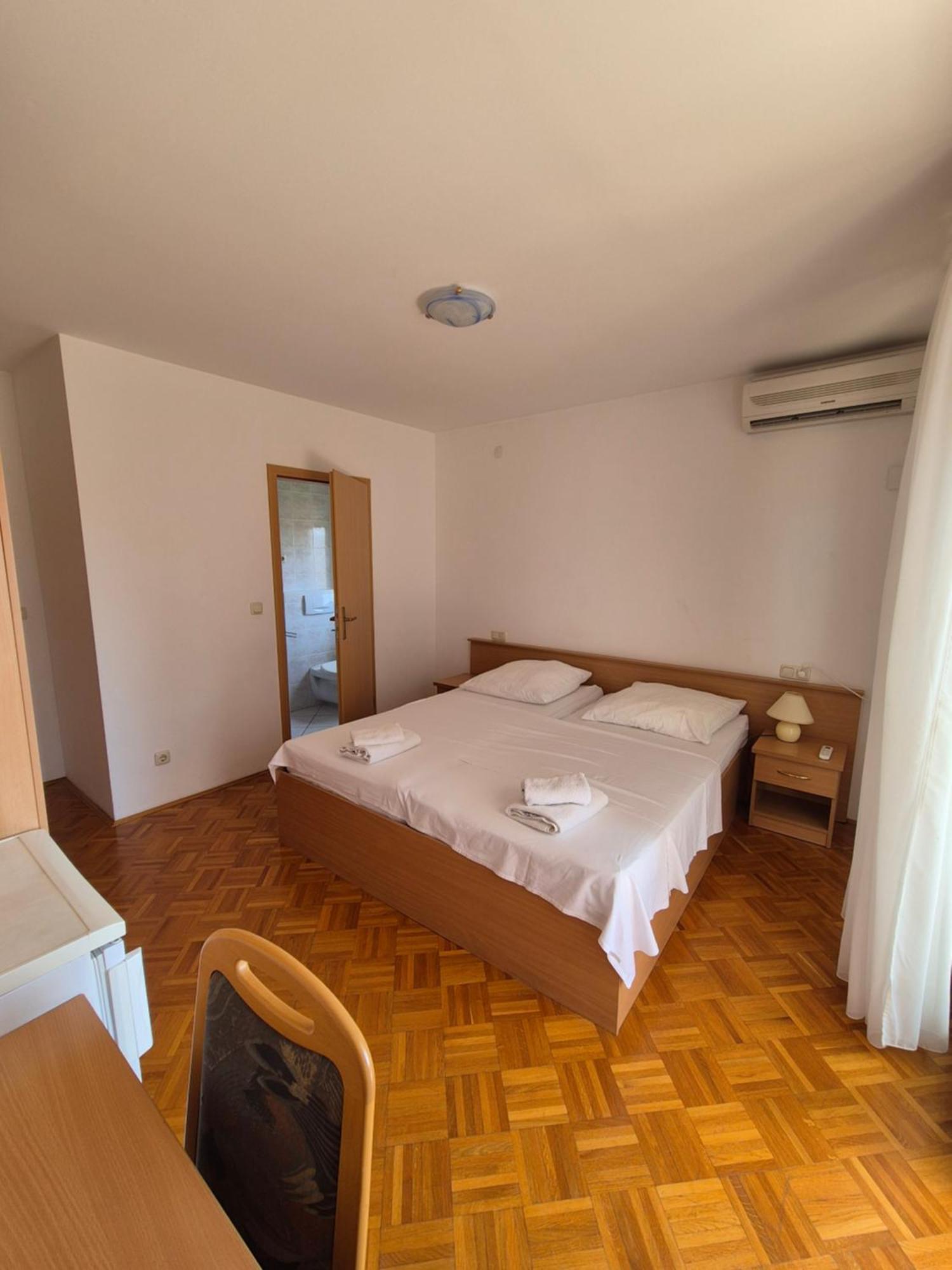 Apartments And Rooms Mamic Dugi Rat Exterior photo