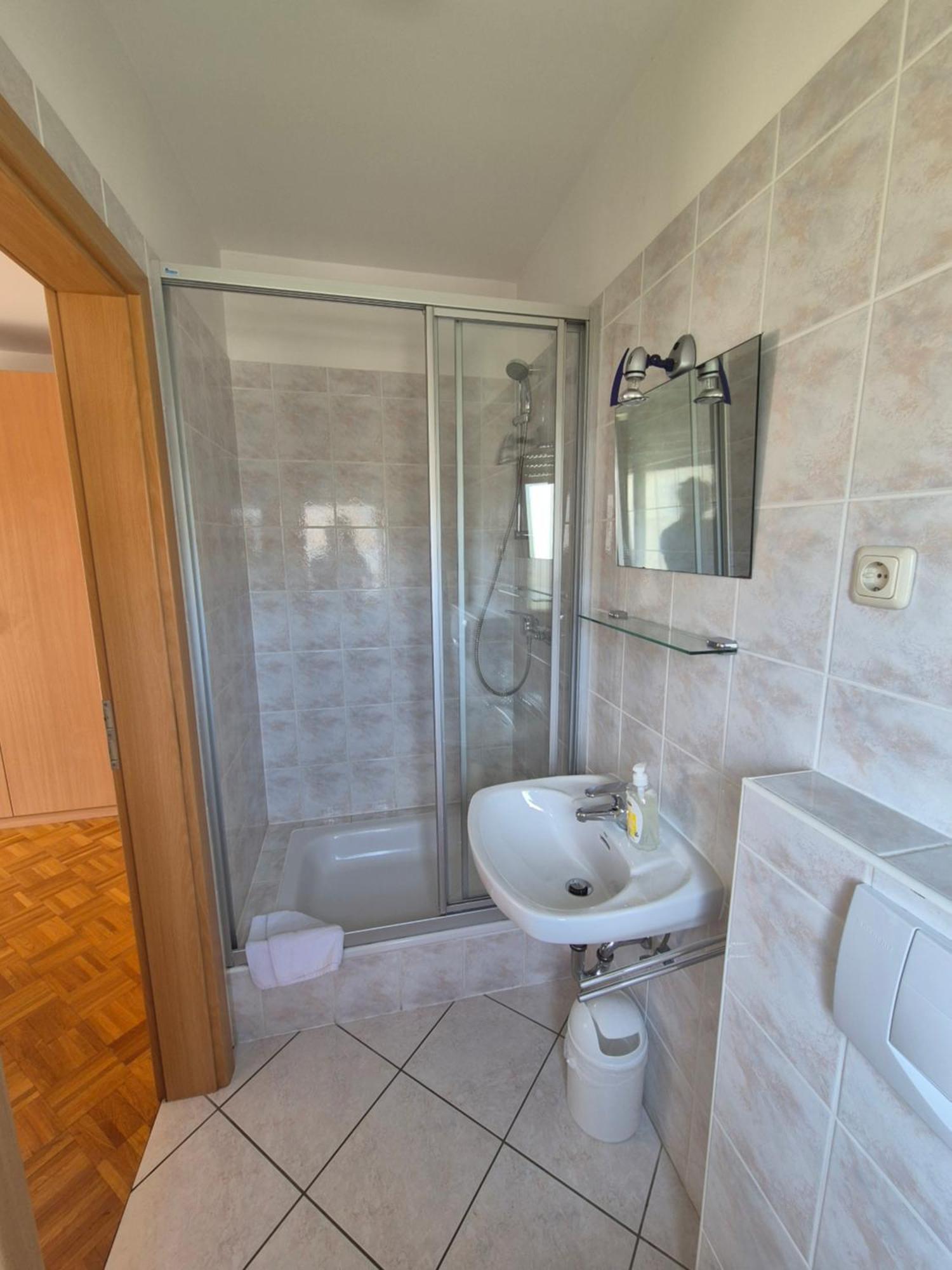 Apartments And Rooms Mamic Dugi Rat Exterior photo