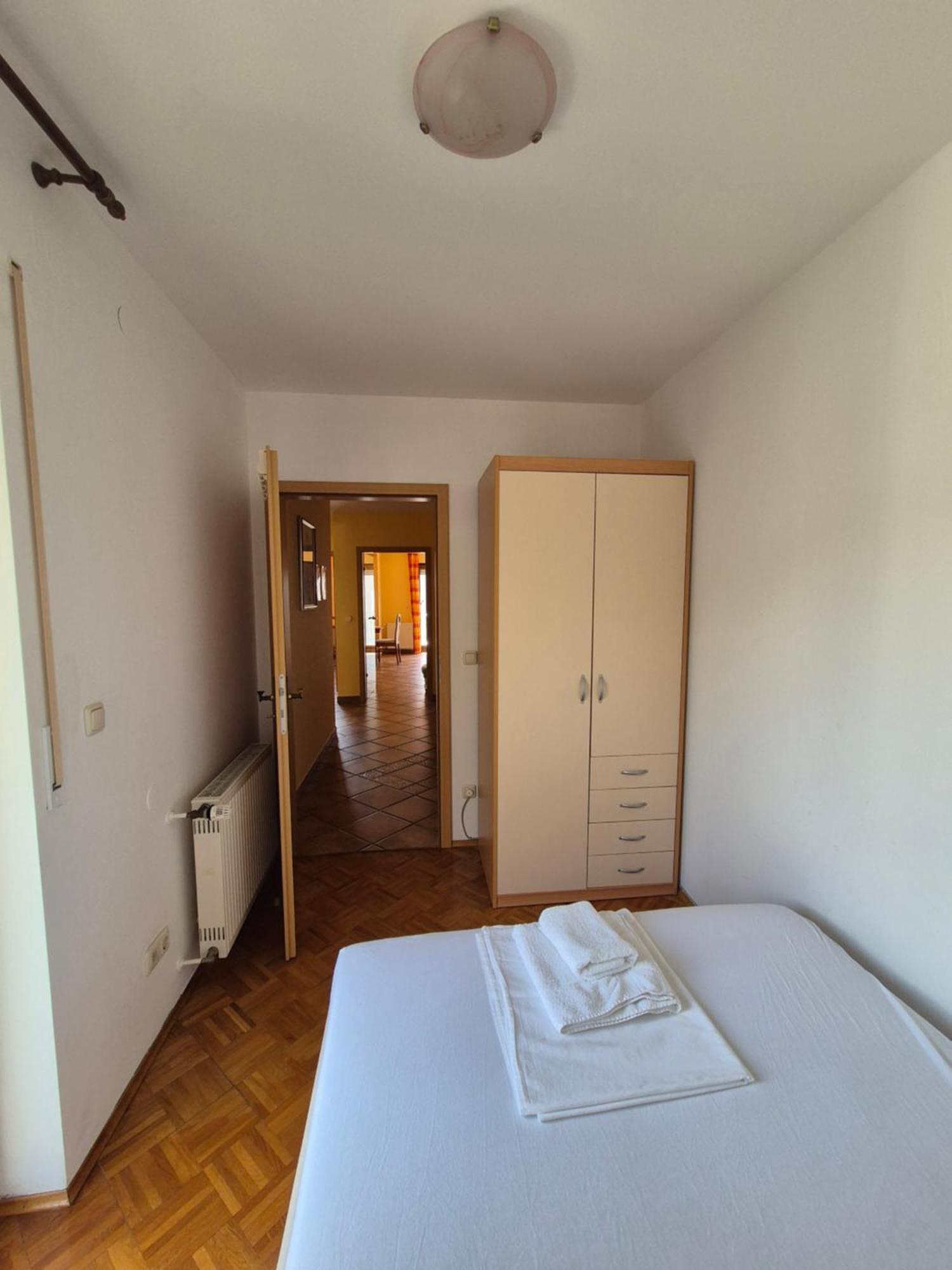 Apartments And Rooms Mamic Dugi Rat Exterior photo