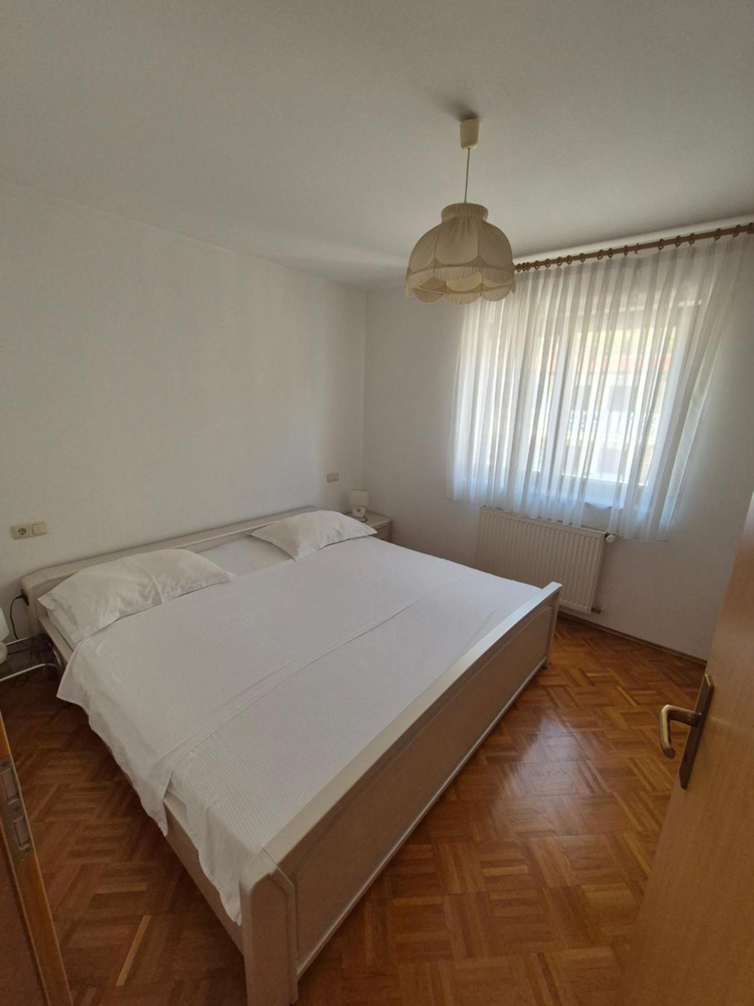 Apartments And Rooms Mamic Dugi Rat Exterior photo