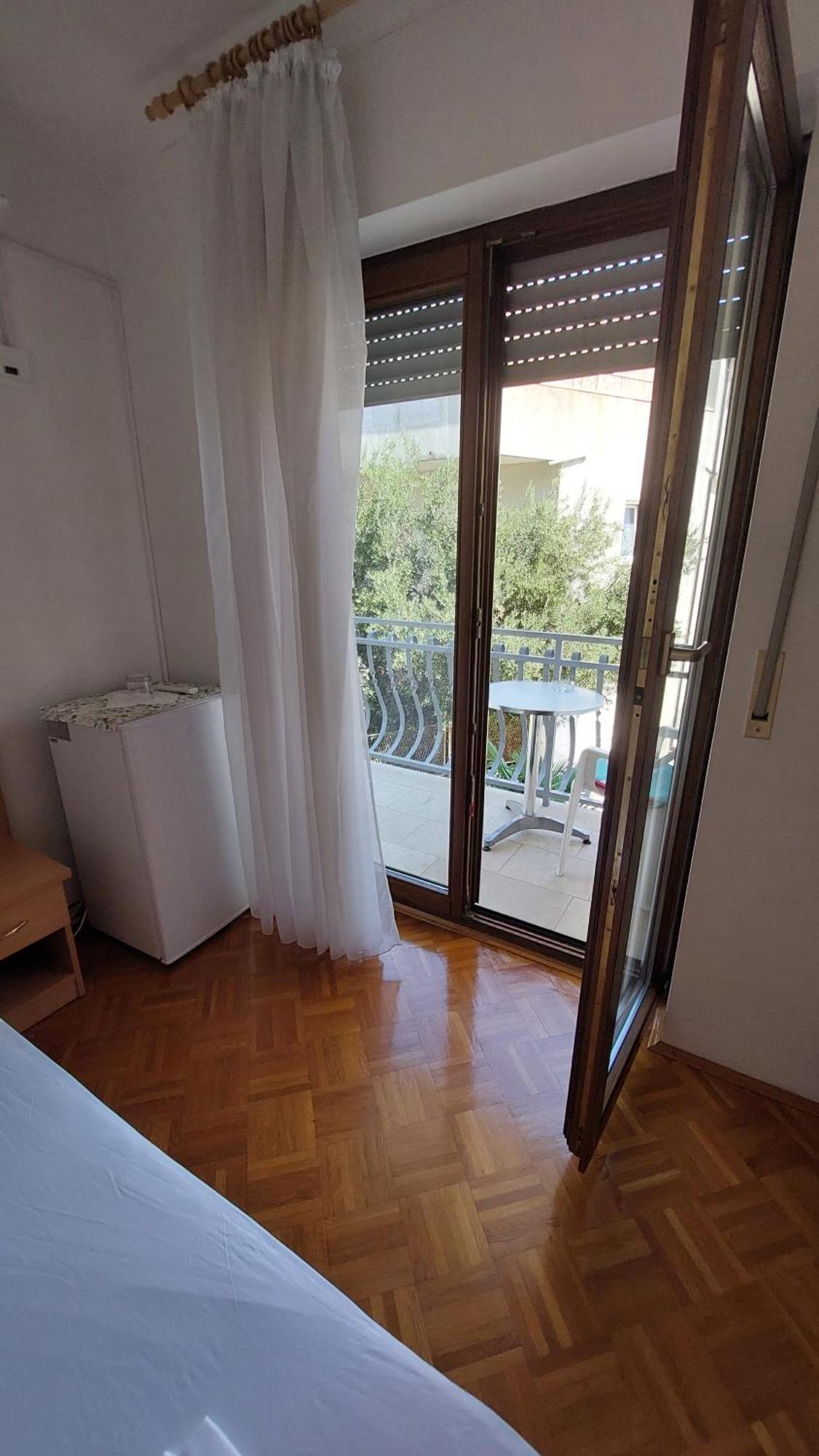 Apartments And Rooms Mamic Dugi Rat Exterior photo
