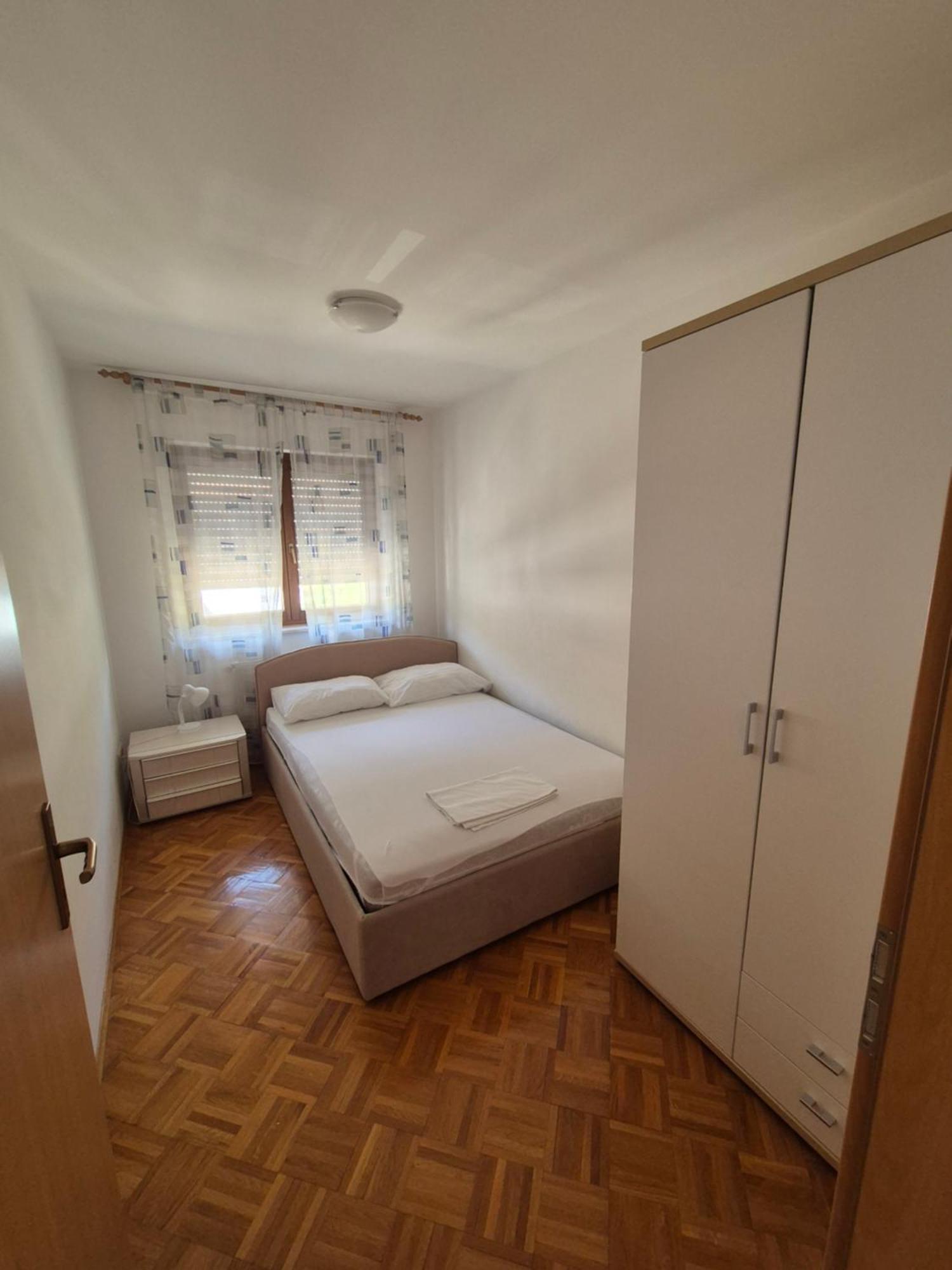 Apartments And Rooms Mamic Dugi Rat Exterior photo