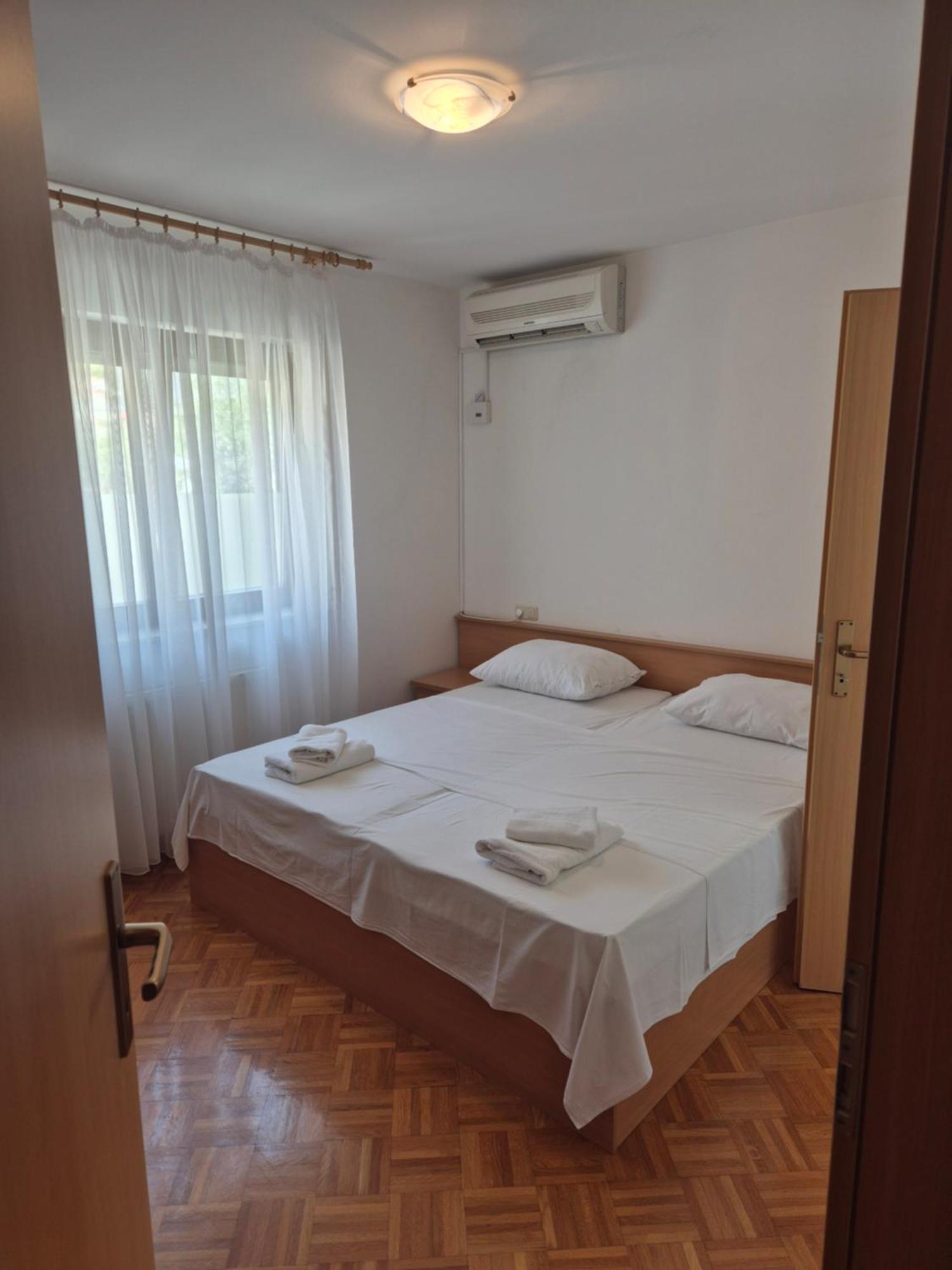Apartments And Rooms Mamic Dugi Rat Exterior photo
